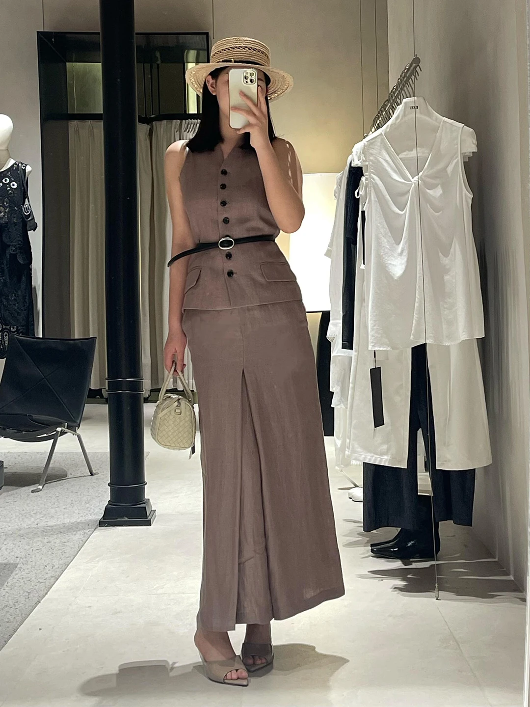 Elegant Linen Set Women's Summer New Style Lightweight Maturity Sleeveless Top Half Skirt Commute Two-piece Set Casual Wear
Elegant Linen Set Women's Summer New Style Lightweight Maturity Sleeveless Top Half Skirt Commute Two-piece Set Casual Wear