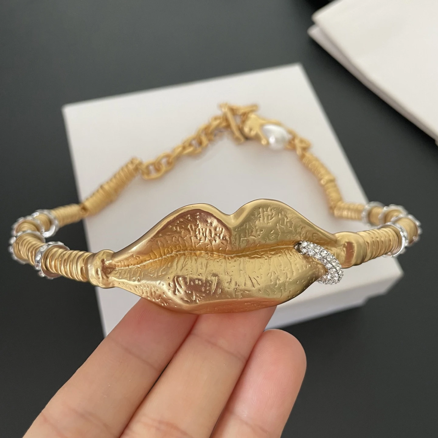 Fashion Brass Gold Plated Crystal Lips Choker Necklace Women Luxury Design Top Quality Jewelry Trend
Fashion Brass Gold Plated Crystal Lips Choker Necklace Women Luxury Design Top Quality Jewelry Trend
