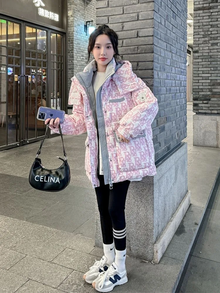 Модная женская пуховая хлопковая куртка с буквенным принтом, теплая длинная верхняя одежда средней длины с капюшоном и застежкой-молнией
Модная женская пуховая хлопковая куртка с буквенным принтом, теплая длинная верхняя одежда средней длины с капюшоном и застежкой-молнией