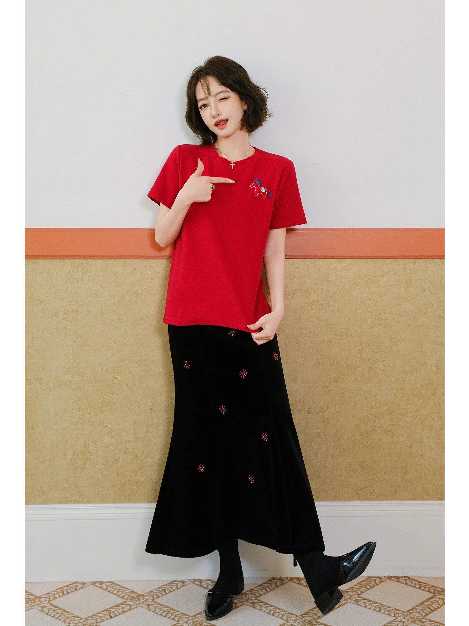 Футболка MIUCO из белого хлопка с коротким рукавом, круглым вырезом, вышивкой крючком, цветочным пэчворком, удобная, дышащая, с декором на плечах.
Футболка MIUCO из белого хлопка с коротким рукавом, круглым вырезом, вышивкой крючком, цветочным пэчворком, удобная, дышащая, с декором на плечах.