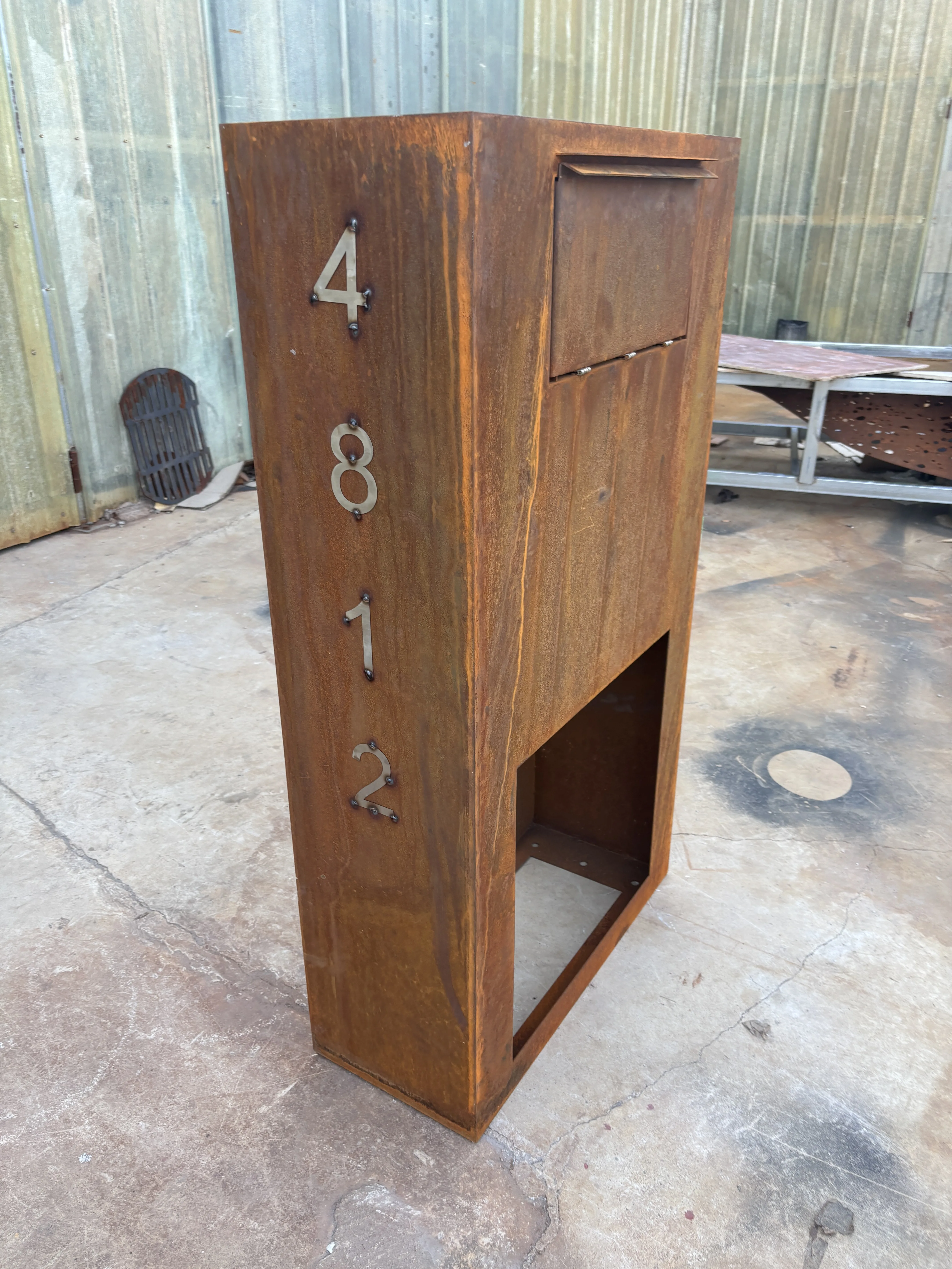 Corten Steel Weather Resistant Freestanding Waterproof Mailbox Garden Decorative Large Capacity
Corten Steel Weather Resistant Freestanding Waterproof Mailbox Garden Decorative Large Capacity