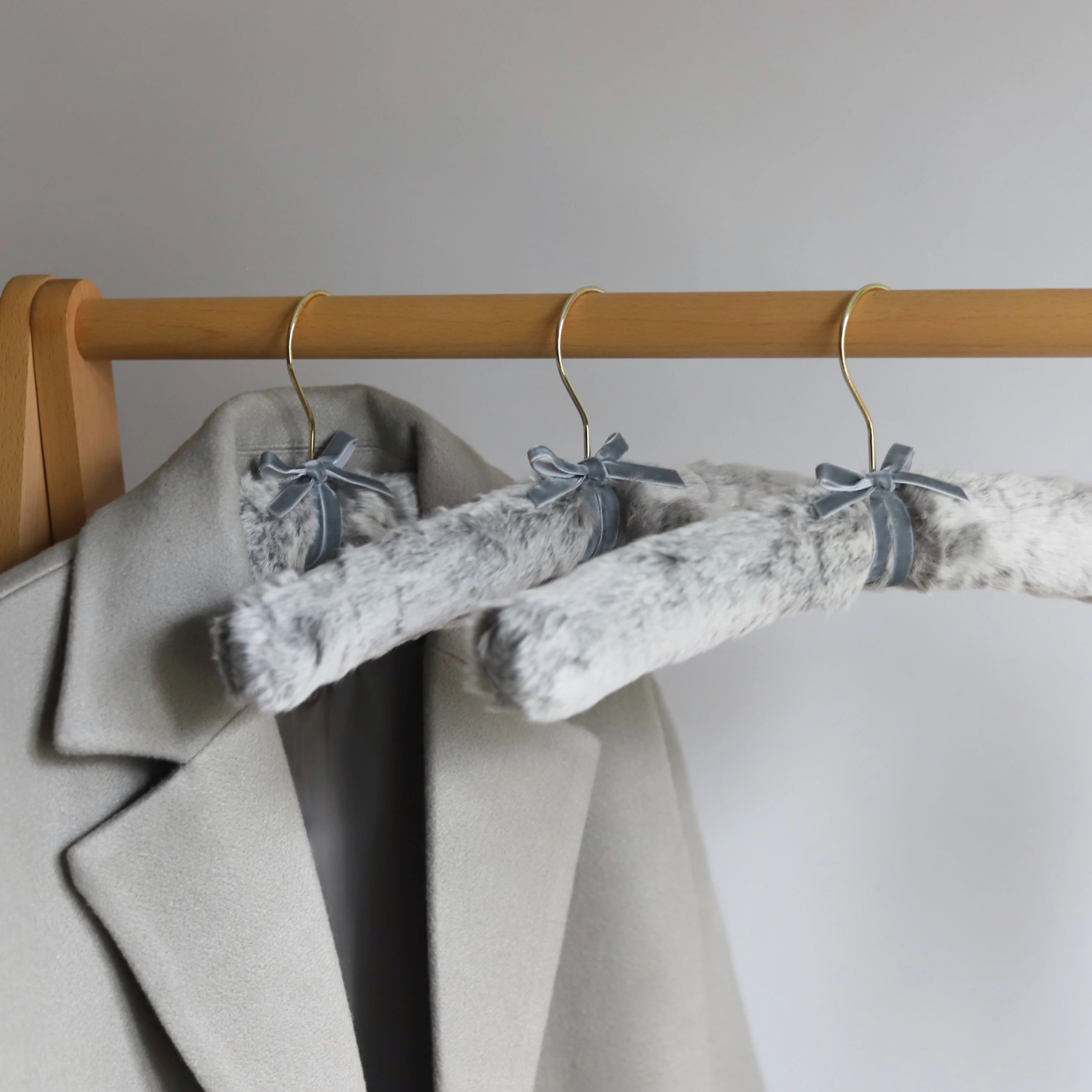 Homemade fur hangers, Nordic plush sponge coat supports, handmade seamless coat hangers
Homemade fur hangers, Nordic plush sponge coat supports, handmade seamless coat hangers