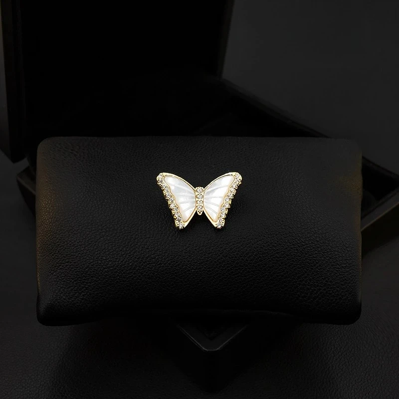 Mini Exquisite Shell Butterfly Brooch Women's Fashion Suit Collar Pin Neckline Anti-Exposure Buckle Elegant Corsage Jewelry 5679
Mini Exquisite Shell Butterfly Brooch Women's Fashion Suit Collar Pin Neckline Anti-Exposure Buckle Elegant Corsage Jewelry 5679