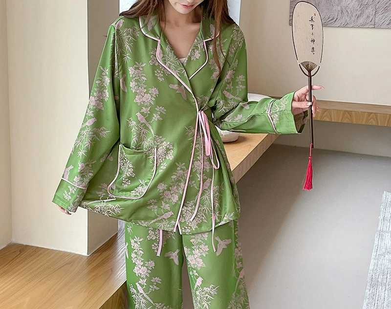 Diagonal Pajamas Women's Autumn Ice Silk Green Loungewear Thin Long-sleeved Trousers Outer Wear Personalized Fashion Suit
Diagonal Pajamas Women's Autumn Ice Silk Green Loungewear Thin Long-sleeved Trousers Outer Wear Personalized Fashion Suit