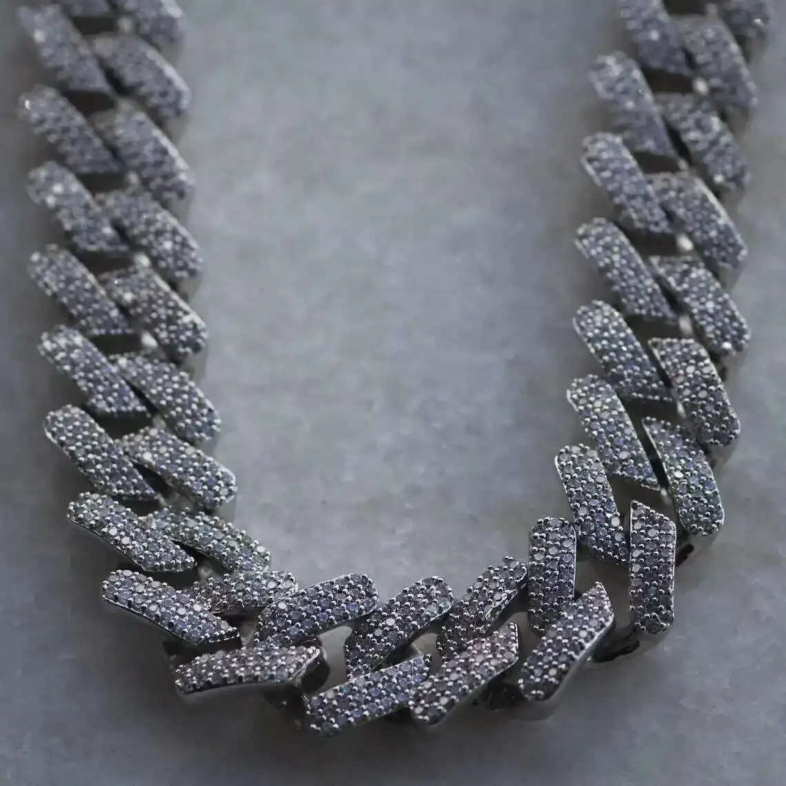 hip hop men Cuban Chain jewelry 925 Silver 15mm three rows VVS Moissanite iced out Moissanite Cuban Link Chain Necklace
hip hop men Cuban Chain jewelry 925 Silver 15mm three rows VVS Moissanite iced out Moissanite Cuban Link Chain Necklace