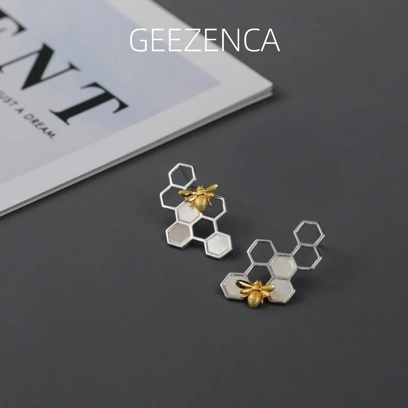 GEEZENCA, белая оболочка, серебро 925 пробы, двухцветная сотовая искусственная кожа для женщин, уникальные ажурные серьги 2024, новый фотоподарок
GEEZENCA, белая оболочка, серебро 925 пробы, двухцветная сотовая искусственная кожа для женщин, уникальные ажурные серьги 2024, новый фотоподарок