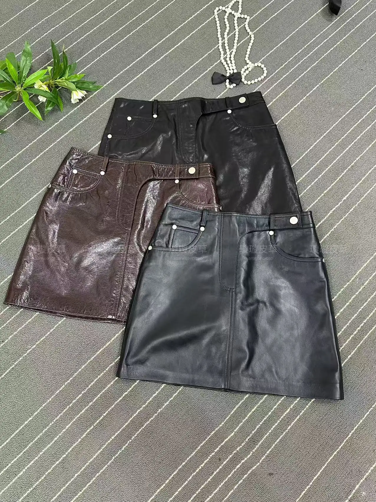 2025 New Women's High Waist Leather Skirt Casual Versatile Mid-Length Sheepskin Skirts for Casual Occasions
2025 New Women's High Waist Leather Skirt Casual Versatile Mid-Length Sheepskin Skirts for Casual Occasions