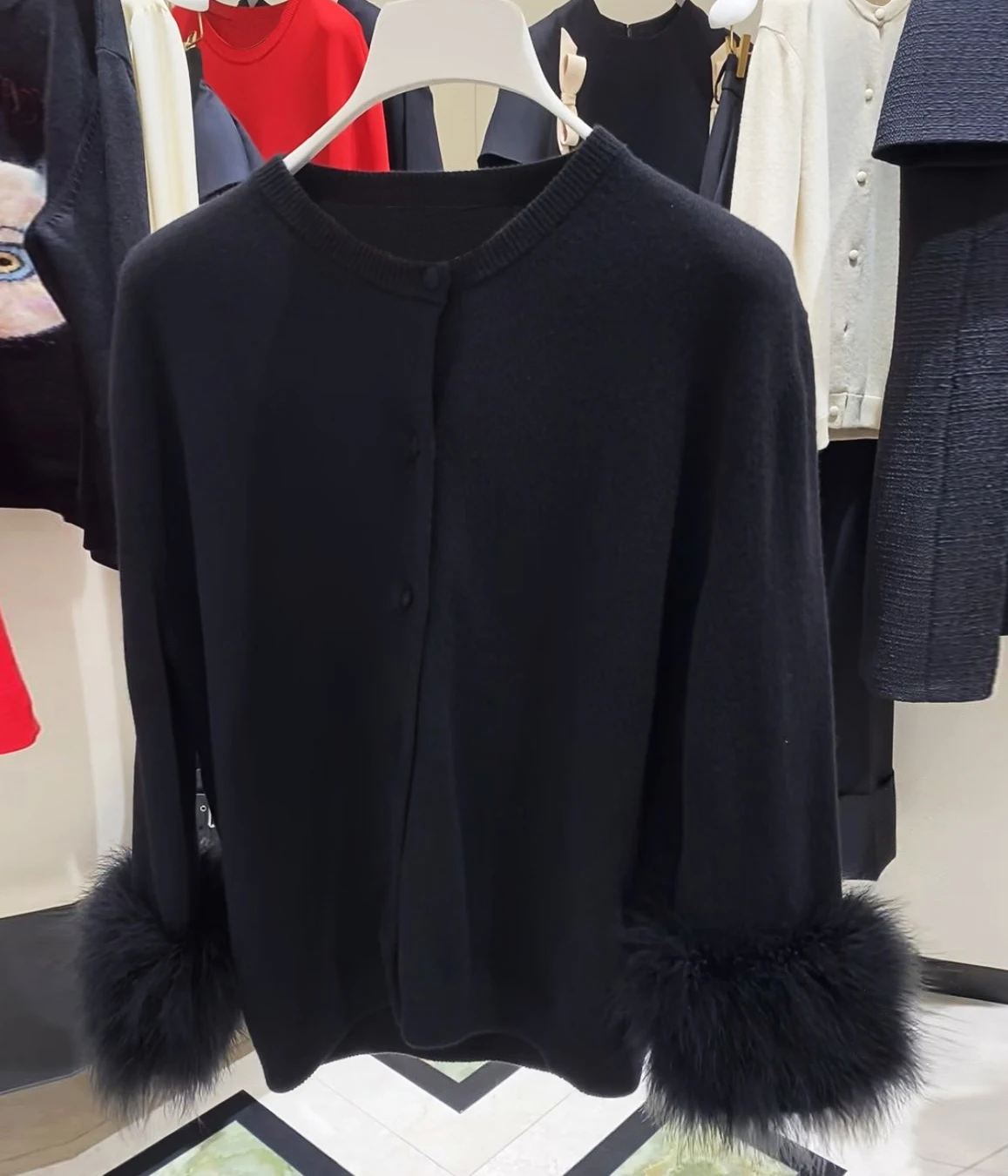 2025 New Autumn Women's Wool Cardigan Fashion Patchwork Ostrich Feather Black Knitted Sweater
2025 New Autumn Women's Wool Cardigan Fashion Patchwork Ostrich Feather Black Knitted Sweater