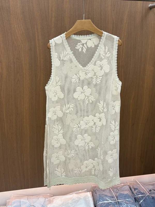 Retro Lace Embroidery Sleeveless Top V-Neck Side Slit Loose Slimming Midi Vest Skirt Women's Fashion Spring 2026 Polyester Co...
Retro Lace Embroidery Sleeveless Top V-Neck Side Slit Loose Slimming Midi Vest Skirt Women's Fashion Spring 2026 Polyester Co...