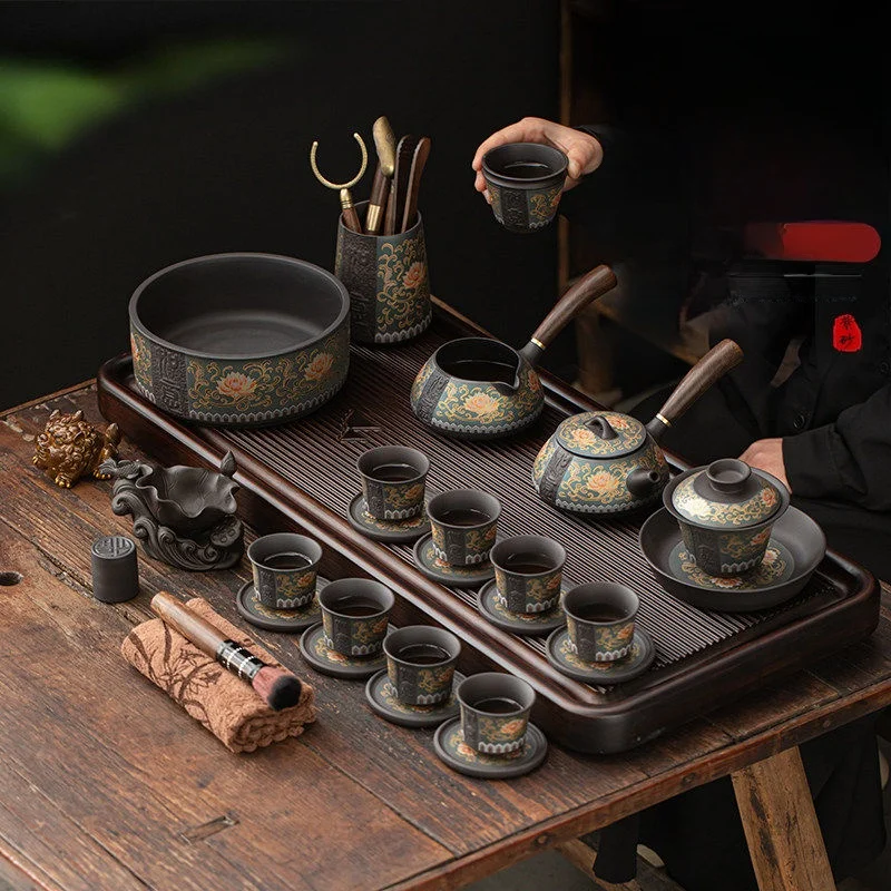 Ретро-чайный набор из фиолетовой глины для Гунфу-ча, с эмалевым покрытием, с ручкой в виде лотоса, чайник, чайный поднос, набор для домашнего использования, подарочный набор
Ретро-чайный набор из фиолетовой глины для Гунфу-ча, с эмалевым покрытием, с ручкой в виде лотоса, чайник, чайный поднос, набор для домашнего использования, подарочный набор