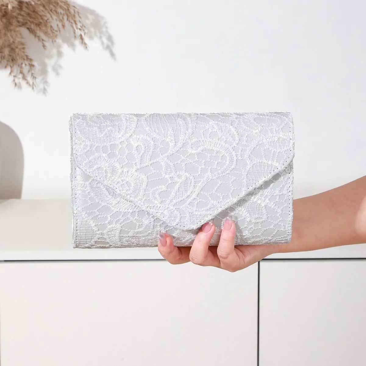 Fashion Elegant White Satin Lace Envelope Evening Bags For Women Wedding Party Bridal Clutch Handbag Banquet Chain Shoulder Bags
Fashion Elegant White Satin Lace Envelope Evening Bags For Women Wedding Party Bridal Clutch Handbag Banquet Chain Shoulder Bags