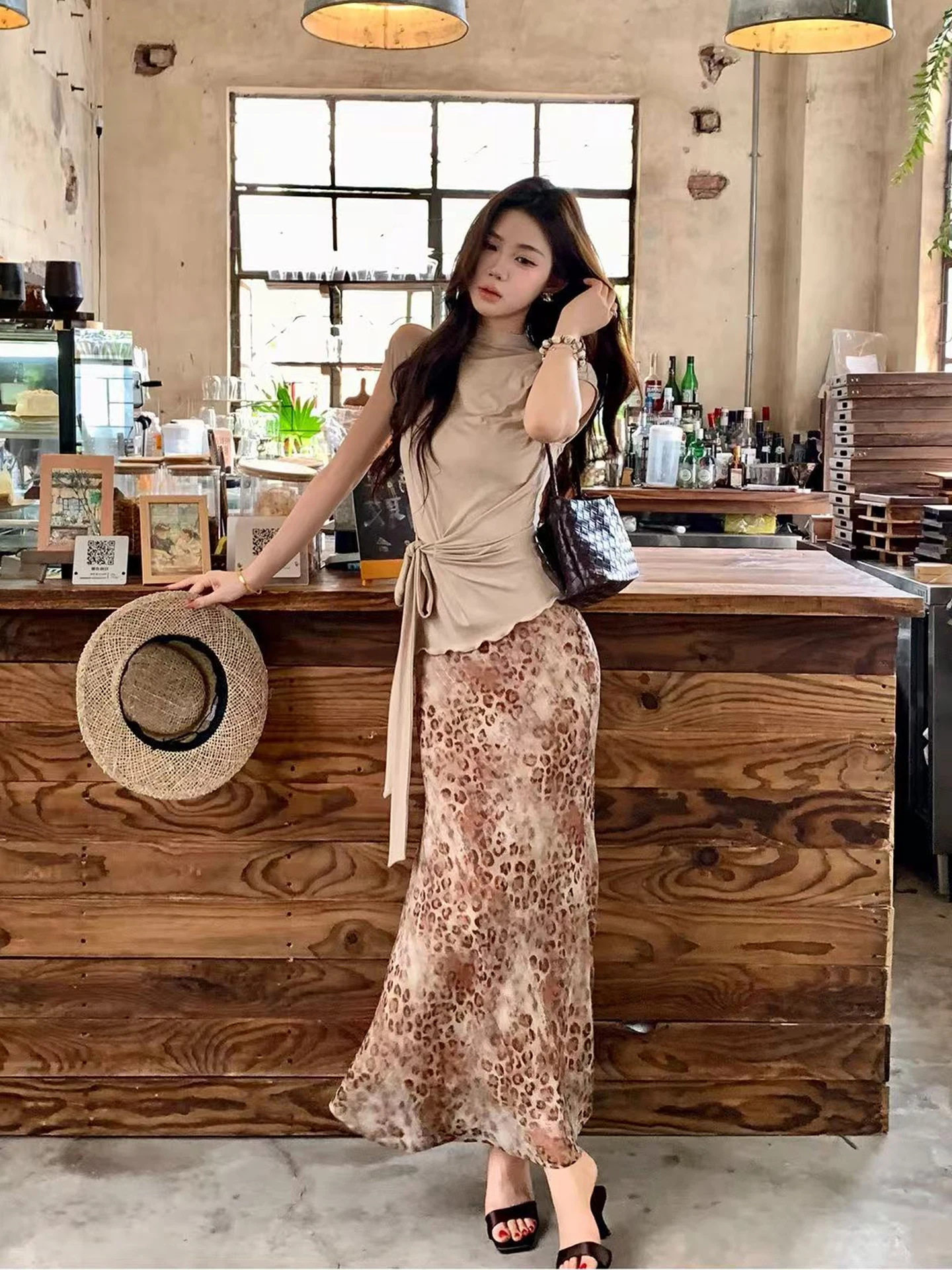 Spring 2026 Women's Knitted Print Top And Skirt Set Drawstring Belted Leopard Print Halter Neck Dress Two-Piece Suit
Spring 2026 Women's Knitted Print Top And Skirt Set Drawstring Belted Leopard Print Halter Neck Dress Two-Piece Suit