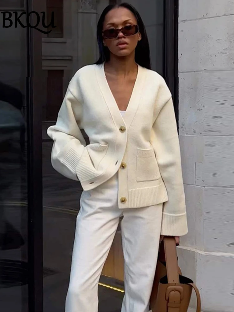 BKQU Elegant Solid V-neck Button Knitted Women Cardigan Fashion Long Sleeve Pocket Loose Warm Sweater Lady Street Outerwear 2024
BKQU Elegant Solid V-neck Button Knitted Women Cardigan Fashion Long Sleeve Pocket Loose Warm Sweater Lady Street Outerwear 2024