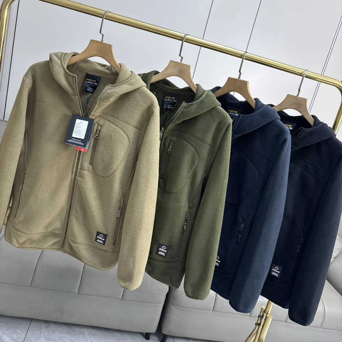 Мужская повседневная куртка с капюшоном на флисовой подкладке, утепленная, из полиэфирного волокна, стандартного кроя, для осени и зимы
Мужская повседневная куртка с капюшоном на флисовой подкладке, утепленная, из полиэфирного волокна, стандартного кроя, для осени и зимы