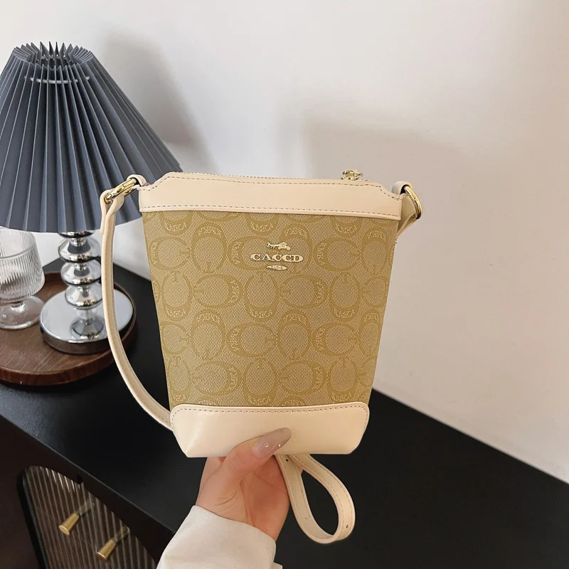 Petite logo-print bucket bag with top zip closure & refined edge stitching, sleek silhouette for casual daily outings
Petite logo-print bucket bag with top zip closure & refined edge stitching, sleek silhouette for casual daily outings