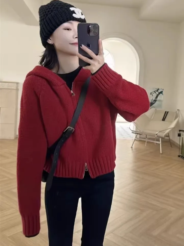 Мягкий уютный вязаный кардиган с капюшоном для женщин, красный, на двойной молнии, весна-осень, модный тренд
Мягкий уютный вязаный кардиган с капюшоном для женщин, красный, на двойной молнии, весна-осень, модный тренд