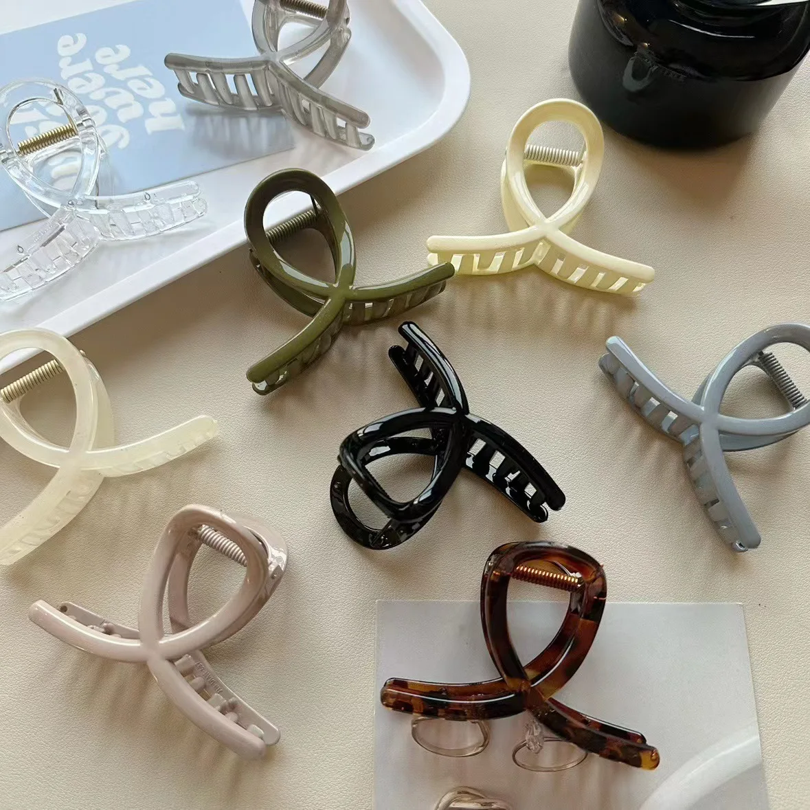 1pc New retro grip clip with premium texture, back of head hair with shark clip temperament, hair clip, hair accessory, headwear
1pc New retro grip clip with premium texture, back of head hair with shark clip temperament, hair clip, hair accessory, headwear