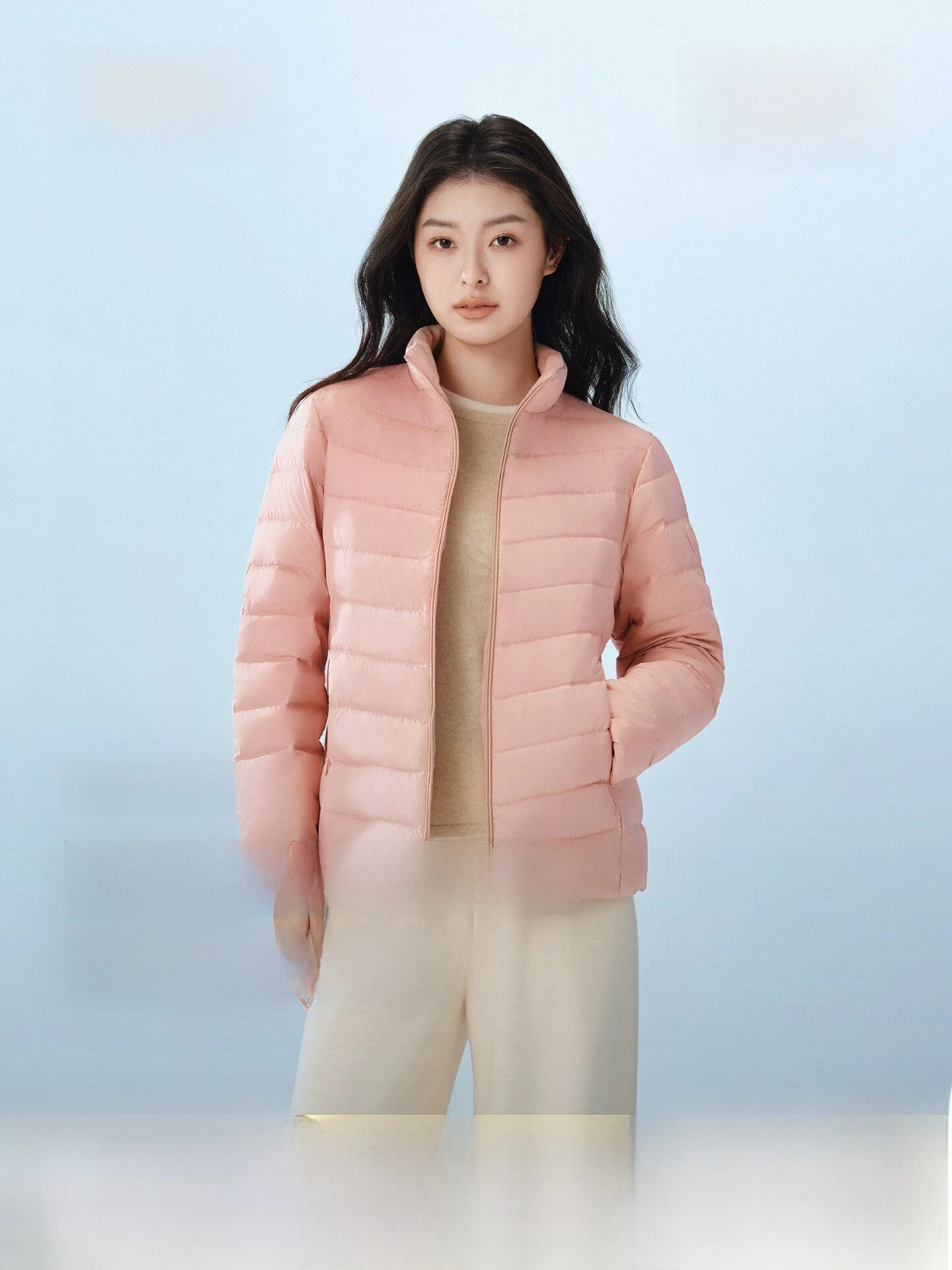 Новая женская легкая куртка Bosideng с воротником-стойкой, наполнителем из 90% пуха, теплая, ветрозащитная, повседневная, из полиэфирного волокна
Новая женская легкая куртка Bosideng с воротником-стойкой, наполнителем из 90% пуха, теплая, ветрозащитная, повседневная, из полиэфирного волокна