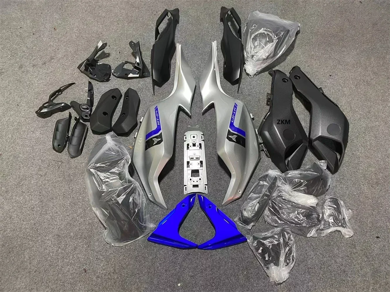 ABS инъекция полный обтекатель корпуса комплект подходит для 2012-2017 для Yamaha MT07 FZ07 MT-07 Set MT 07 FZ 07 2013-2017 серебристо-синий
ABS инъекция полный обтекатель корпуса комплект подходит для 2012-2017 для Yamaha MT07 FZ07 MT-07 Set MT 07 FZ 07 2013-2017 серебристо-синий