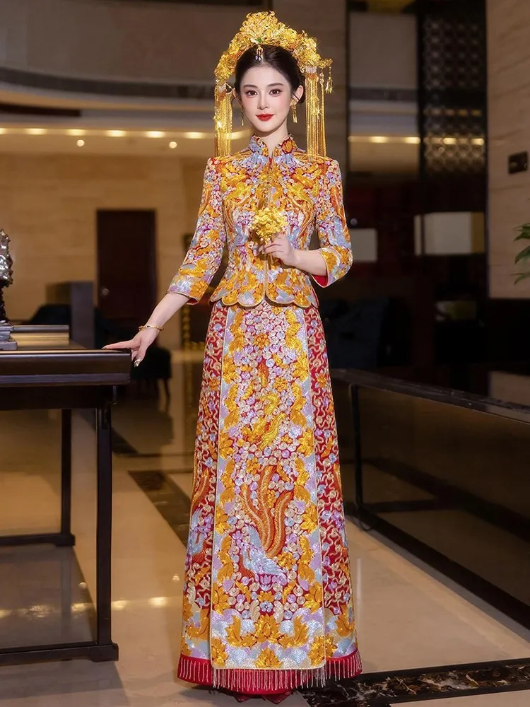 Dragon and phoenix wedding dress bride's gown Chinese-style ceremony toasting
Dragon and phoenix wedding dress bride's gown Chinese-style ceremony toasting