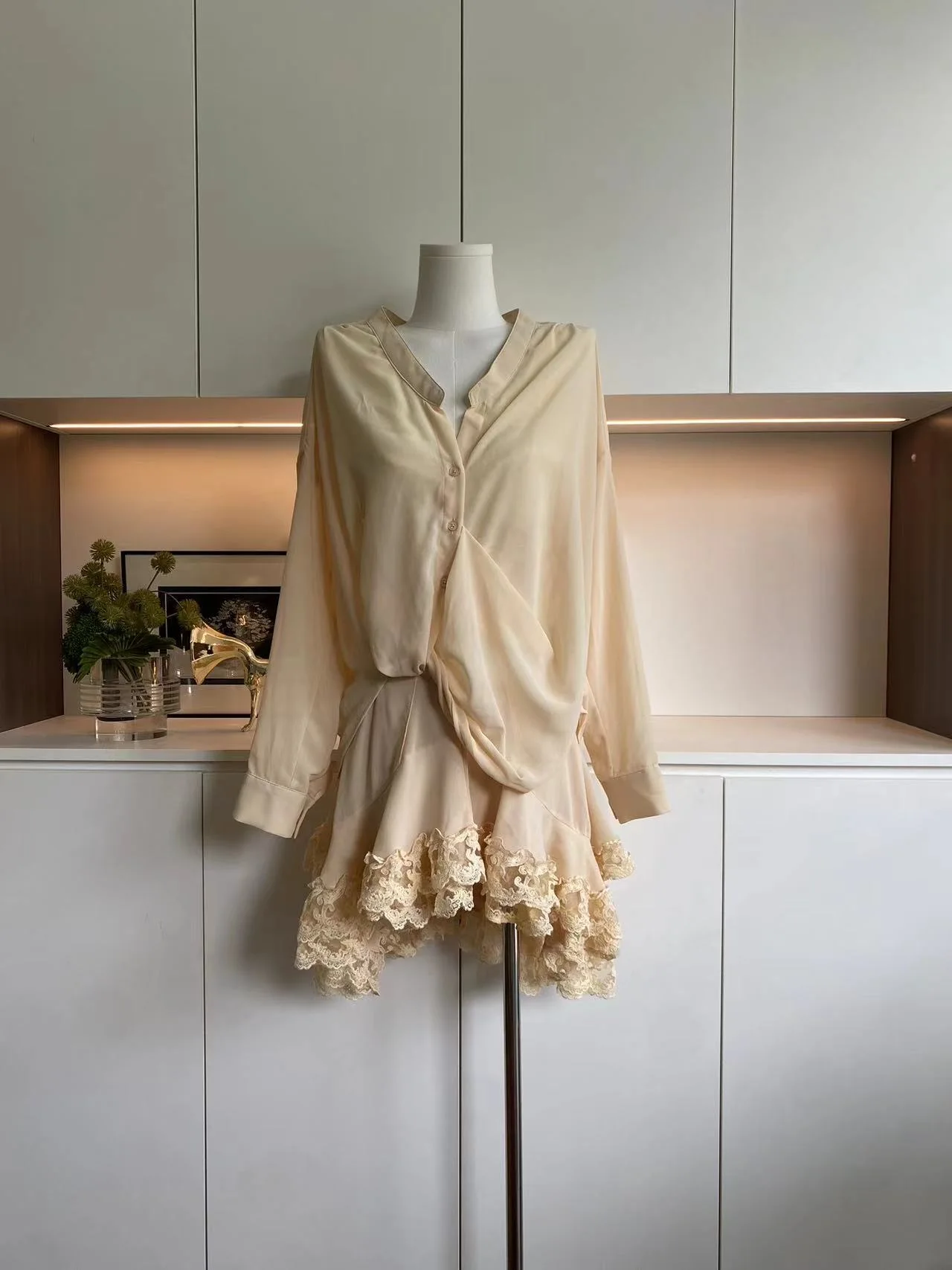 Женская милая юбка из двух предметов, женская летняя осень, однотонная однобортная свободная тонкая рубашка с длинным рукавом, топ + кружевная юбка
Женская милая юбка из двух предметов, женская летняя осень, однотонная однобортная свободная тонкая рубашка с длинным рукавом, топ + кружевная юбка