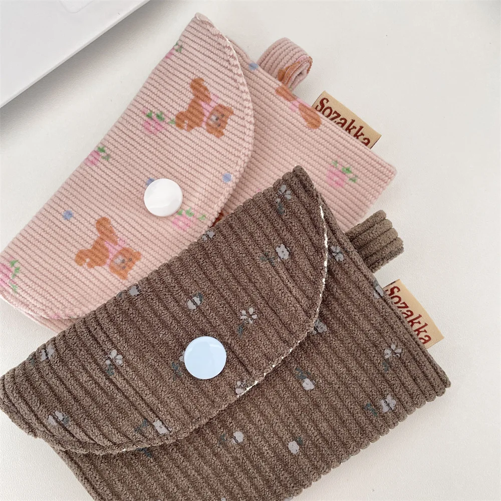 Новая вельветовая сумка для карт с цветочным принтом, маленькая сумка для монет, кошелек с засовом, кошелек для монет, студенческий держатель для удостоверения личности, детский милый кошелек с рукавом для автобусной карты
Новая вельветовая сумка для карт с цветочным принтом, маленькая сумка для монет, кошелек с засовом, кошелек для монет, студенческий держатель для удостоверения личности, детский милый кошелек с рукавом для автобусной карты