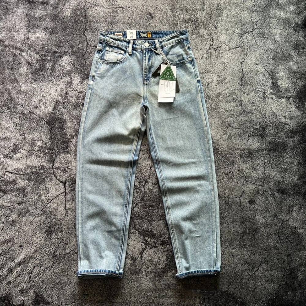Amekaki retro light blue matte white loose straight high-end men's denim trousers
Amekaki retro light blue matte white loose straight high-end men's denim trousers