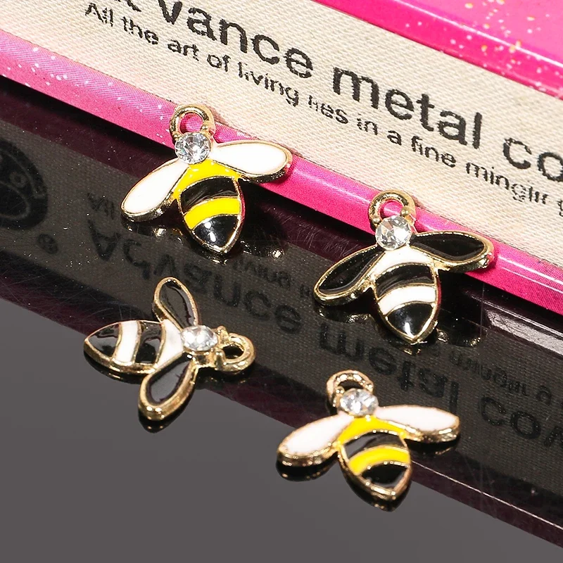Engood 100Pcs Rhinestone Bees Button Pendant for DIY Hair Accessories Necklace Earrings Vintage Sewing Trim Embellishments Craft
Engood 100Pcs Rhinestone Bees Button Pendant for DIY Hair Accessories Necklace Earrings Vintage Sewing Trim Embellishments Craft