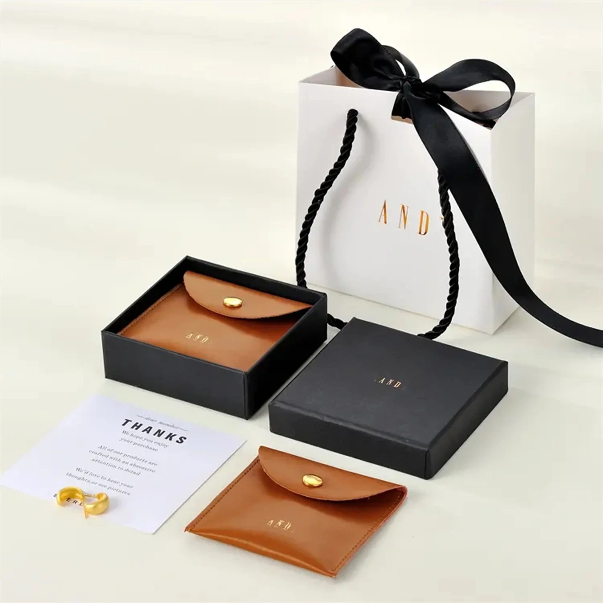 Luxury Custom Printed Microfiber Gift Necklace Bracelet Packaging Bag Lid Cardboard Jewelry Box Jewelry PU Pouch with Logo
Luxury Custom Printed Microfiber Gift Necklace Bracelet Packaging Bag Lid Cardboard Jewelry Box Jewelry PU Pouch with Logo