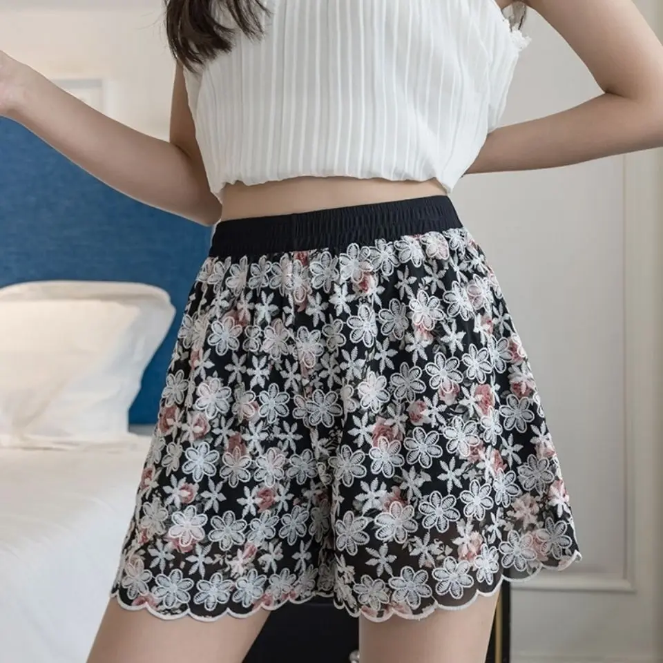 Lace safety pants women's anti-exposure loose leggings shorts three-point insurance pants
Lace safety pants women's anti-exposure loose leggings shorts three-point insurance pants