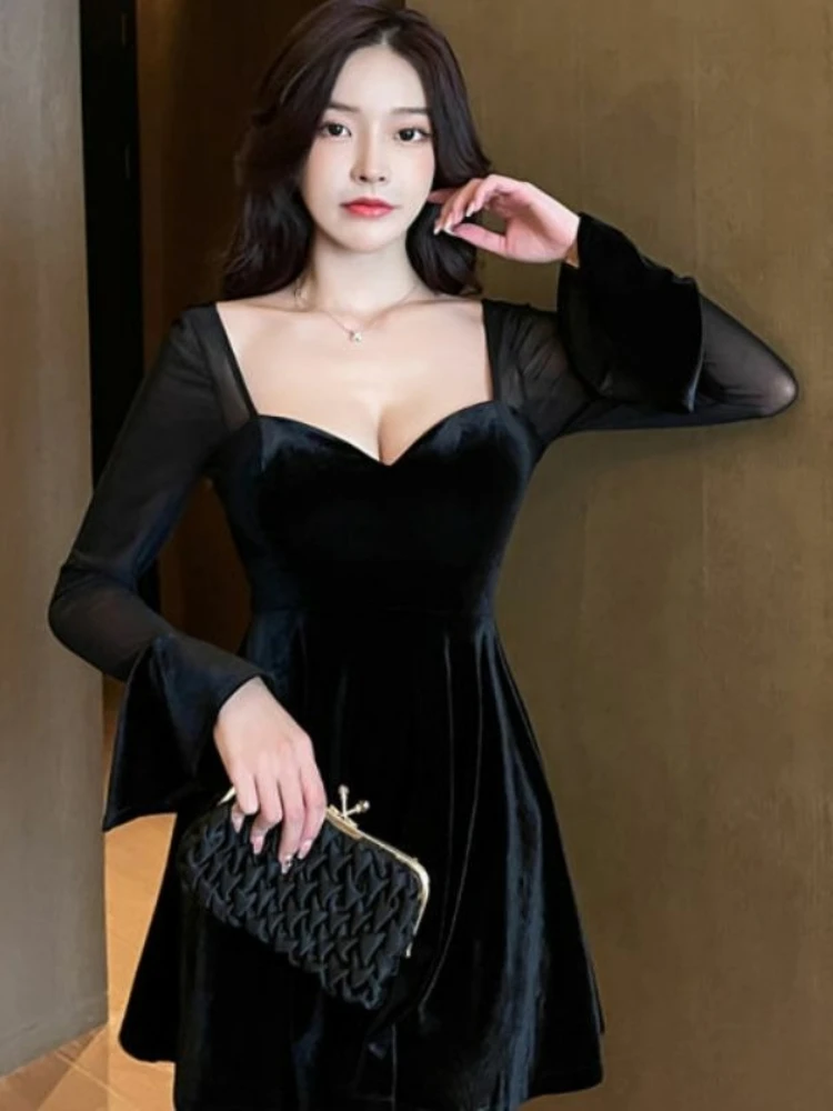 Элегантное черное бархатное платье-сетка с глубоким вырезом и длинными рукавами, идеально подходит для ночных клубов и профессиональной рабочей одежды.
Элегантное черное бархатное платье-сетка с глубоким вырезом и длинными рукавами, идеально подходит для ночных клубов и профессиональной рабочей одежды. 