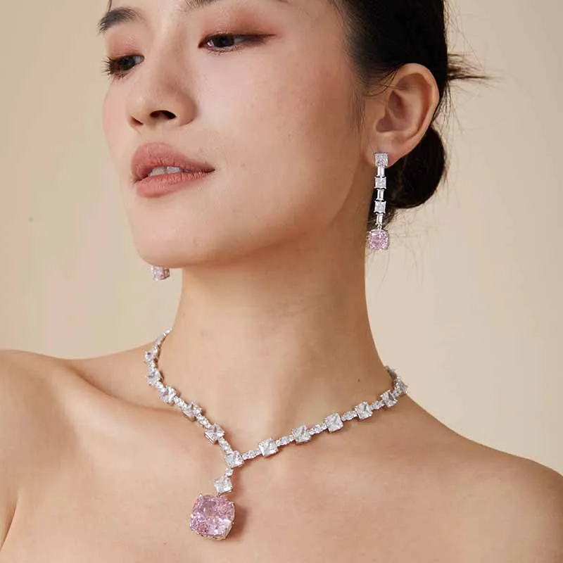 Sparkling Radiant Cut 21*23mm Pink High Carbon Diamond Tennis Chain Necklaces With Large Cushion Stone Women Jewelry
Sparkling Radiant Cut 21*23mm Pink High Carbon Diamond Tennis Chain Necklaces With Large Cushion Stone Women Jewelry