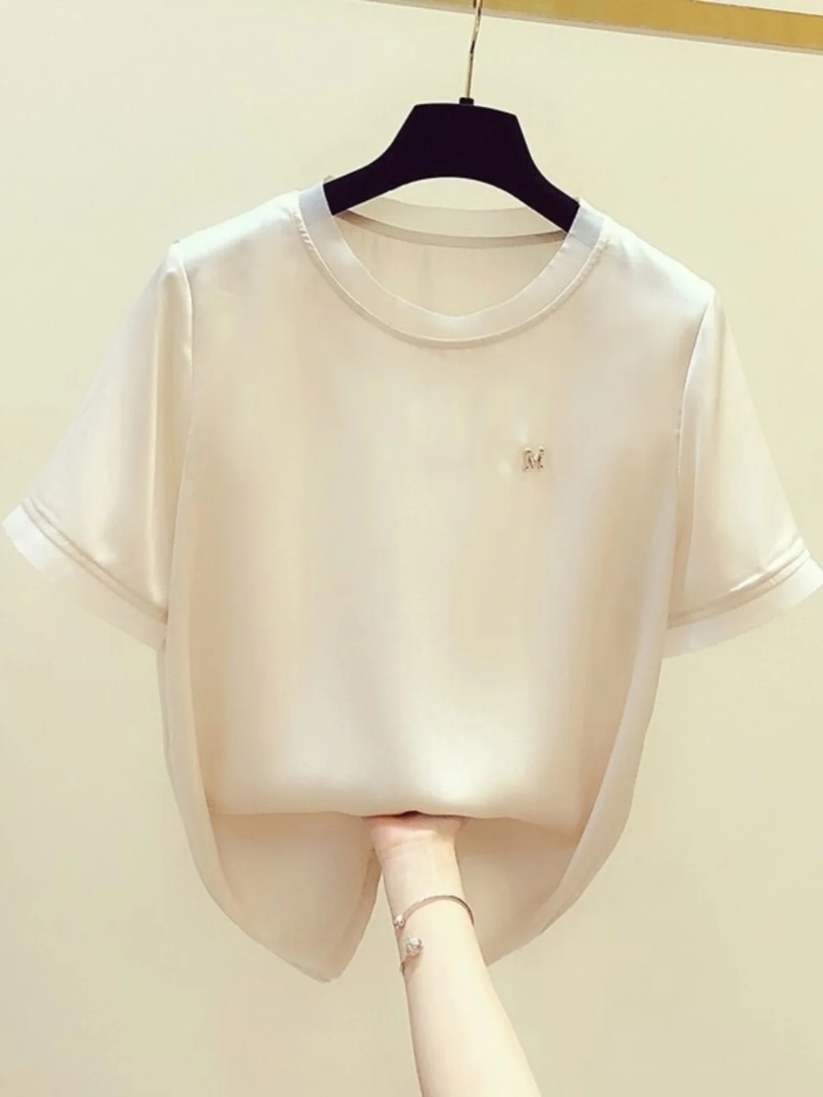 Брендовая футболка из тонкого шелка с коротким рукавом, женская, модная, приталенная, универсальная, с круглым вырезом, в корейском стиле, для повседневной носки
Брендовая футболка из тонкого шелка с коротким рукавом, женская, модная, приталенная, универсальная, с круглым вырезом, в корейском стиле, для повседневной носки