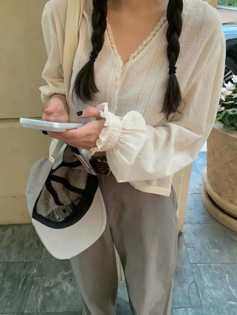 Elegant Gentle Single-Button Lace-Edged Shirt for Women Spring 2026 New Style Loose Fit Cotton Long Sleeve V-Neck Breathable
Elegant Gentle Single-Button Lace-Edged Shirt for Women Spring 2026 New Style Loose Fit Cotton Long Sleeve V-Neck Breathable