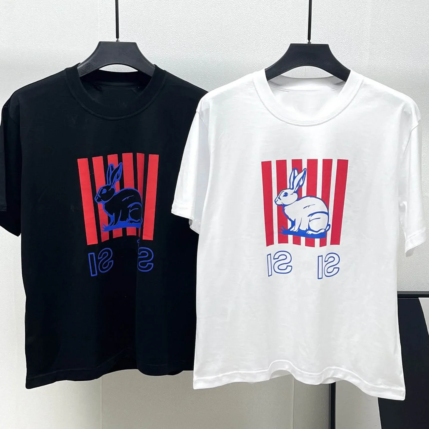 Europe 2025 New Rabbit Print Letter Short-sleeved Women's T-shirt Star Fashionable Bottoming Men's Tops Trendy
Europe 2025 New Rabbit Print Letter Short-sleeved Women's T-shirt Star Fashionable Bottoming Men's Tops Trendy