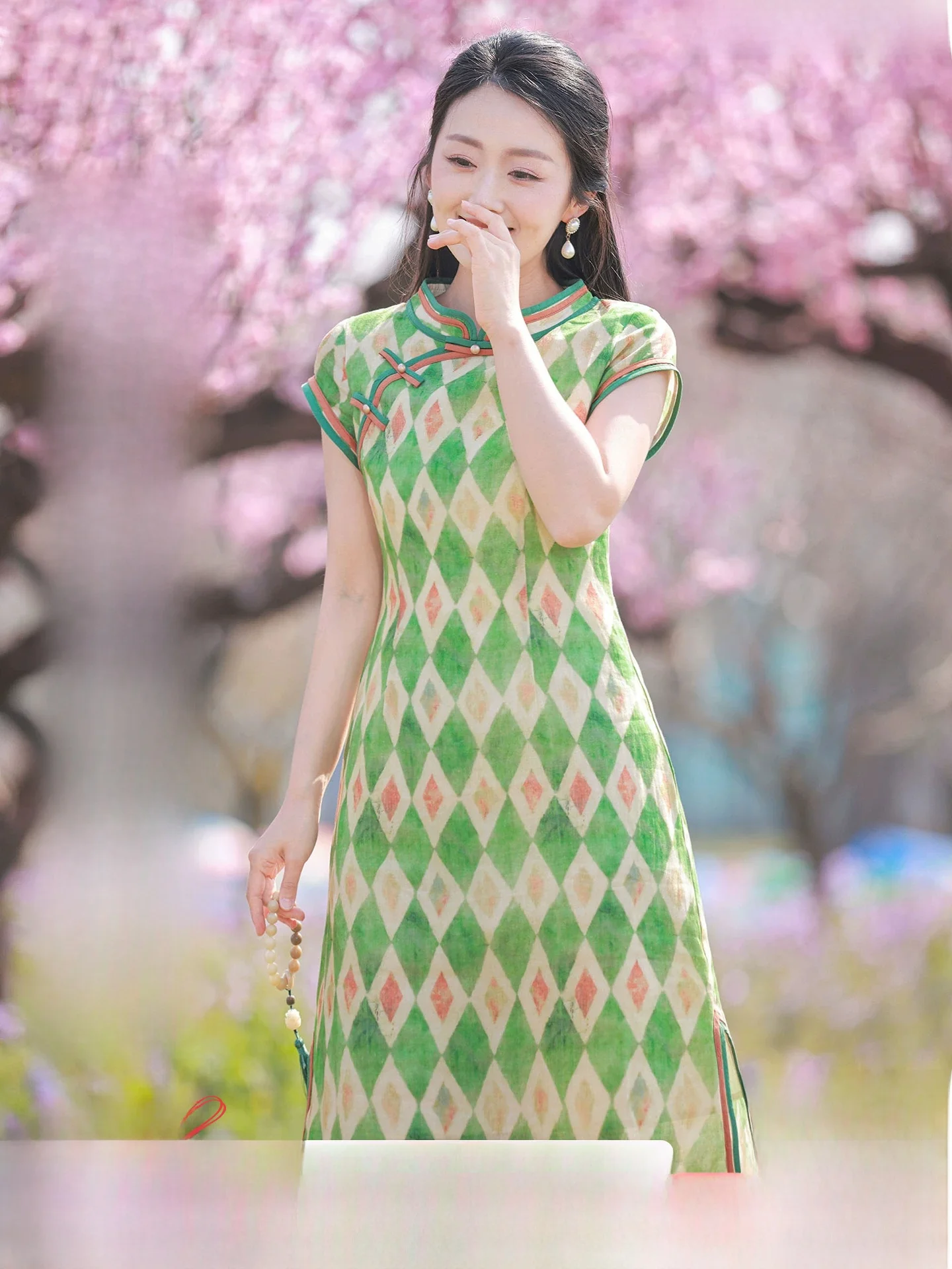 New Chinese Style Shortened Green Silk Improved Women's Qipao Dress Summer 2026 Retro Style Low Slit Daily Wear
New Chinese Style Shortened Green Silk Improved Women's Qipao Dress Summer 2026 Retro Style Low Slit Daily Wear