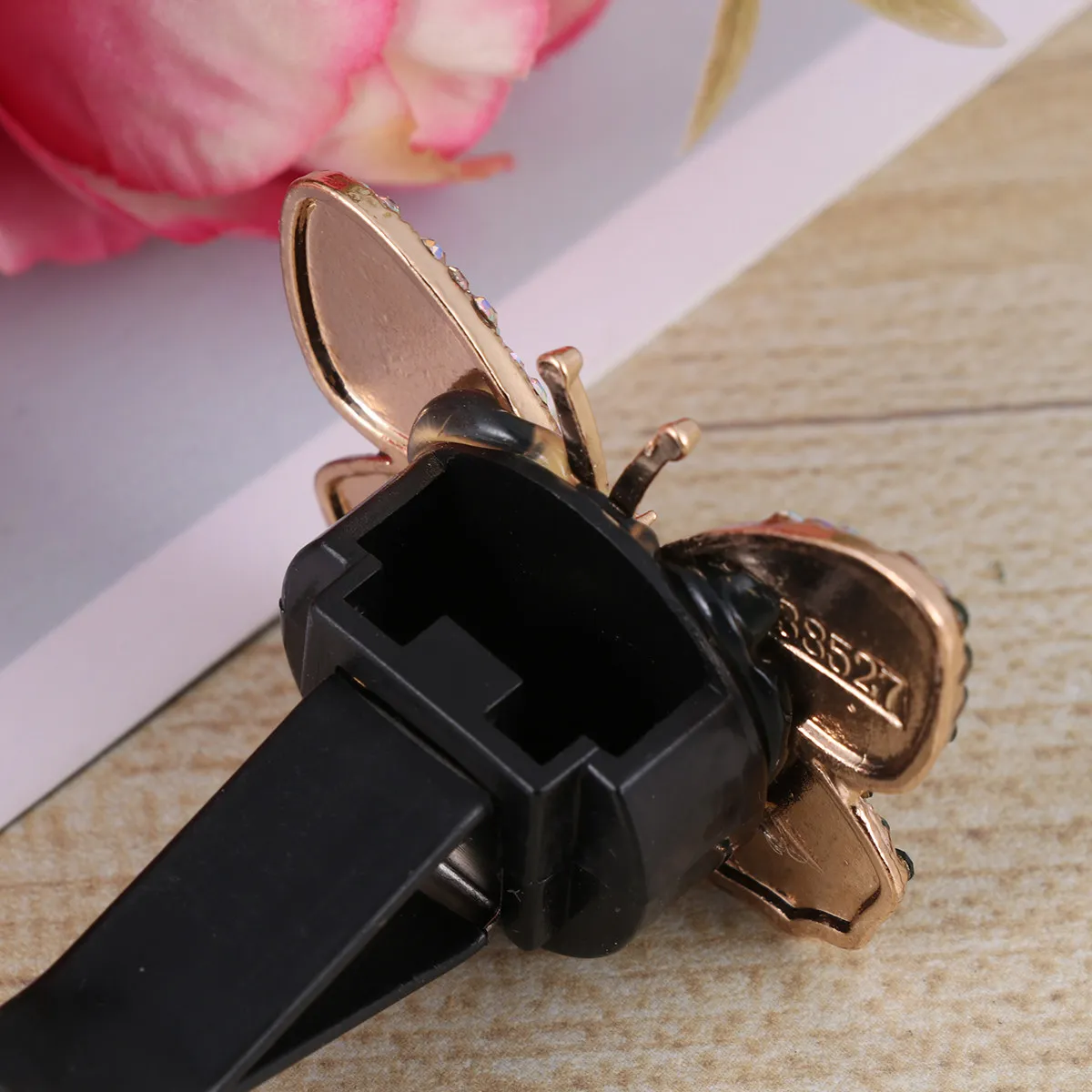 Металлический ароматизатор для автомобиля со стразами, диффузор для твердых духов, клипса на вентиляционную решетку, украшение для приборной панели авто, случайный цвет
Металлический ароматизатор для автомобиля со стразами, диффузор для твердых духов, клипса на вентиляционную решетку, украшение для приборной панели авто, случайный цвет