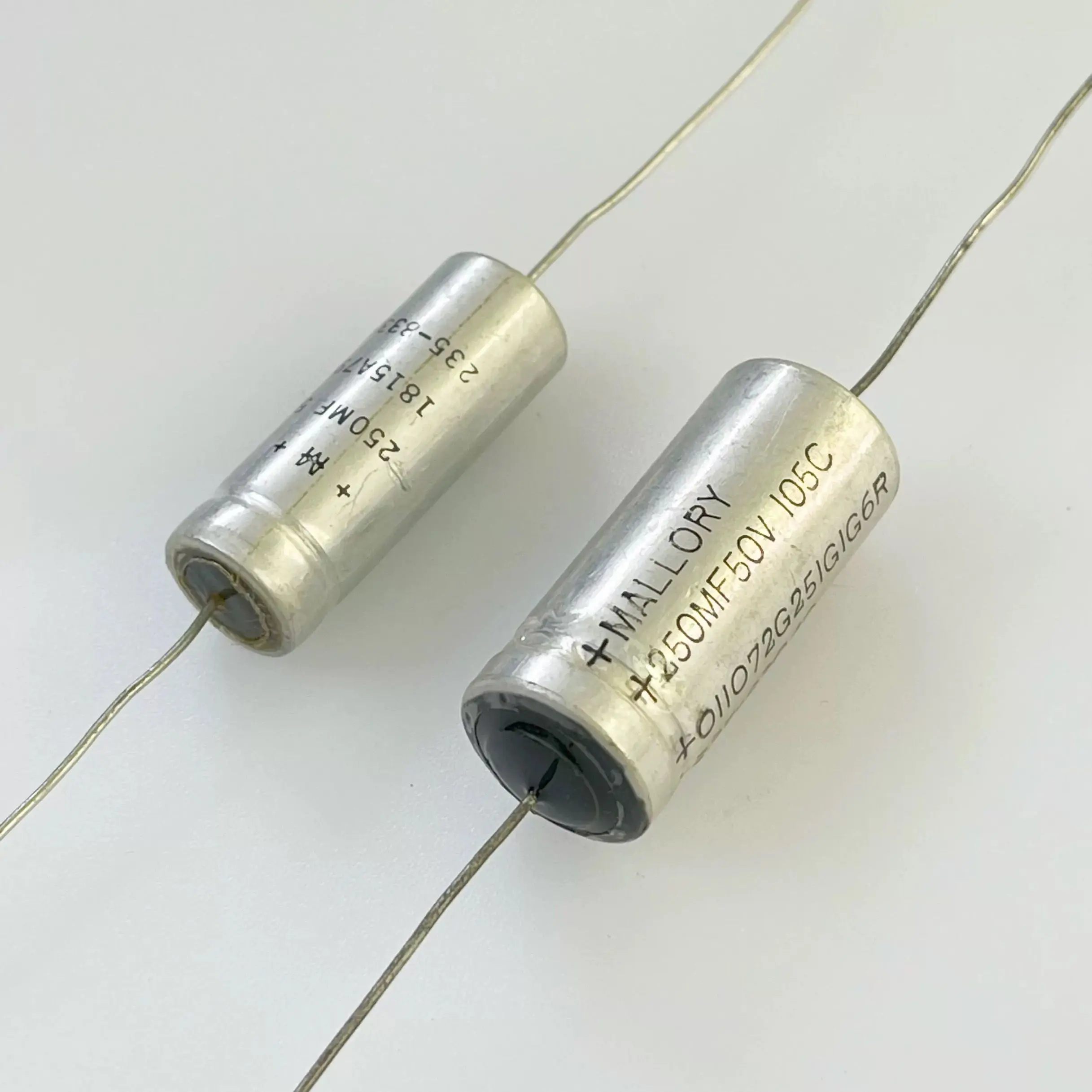 Новый катодный конденсатор с медной ножкой Mallory 235 серии 250UF вместо 220UF 50V
Новый катодный конденсатор с медной ножкой Mallory 235 серии 250UF вместо 220UF 50V