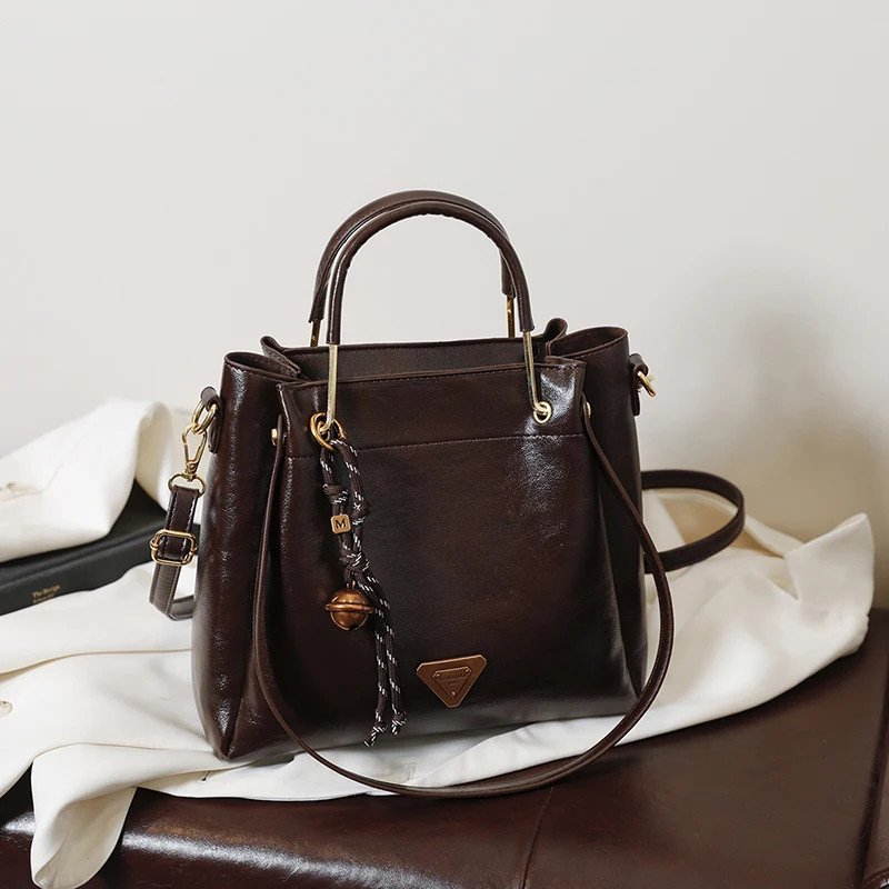 Luxury designer handbags women's 2025 new Korean fashion all-match shoulder bag large-capacity portable messenger women's bag
Luxury designer handbags women's 2025 new Korean fashion all-match shoulder bag large-capacity portable messenger women's bag