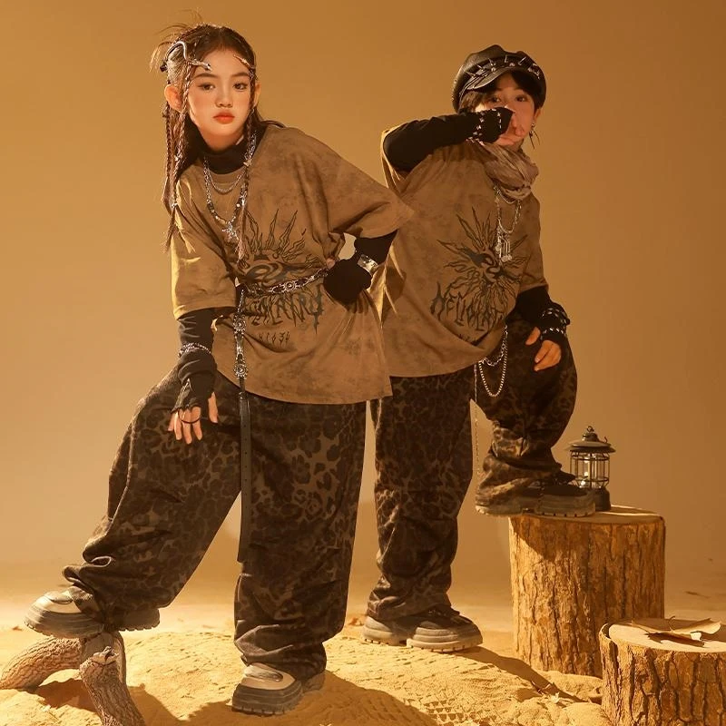 2024 Fashion Hip Hop Dance Clothes For Kids Boys Brown T Shirt Pants Girls Jazz Practice Clothing Performance Outfits BL14082
2024 Fashion Hip Hop Dance Clothes For Kids Boys Brown T Shirt Pants Girls Jazz Practice Clothing Performance Outfits BL14082