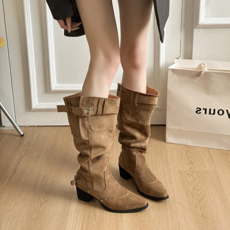 New winter 2025 Suede pointed-toe knee-high boots with belt buckles, oversized pleated mid-heel riding boots 
New winter 2025 Suede pointed-toe knee-high boots with belt buckles, oversized pleated mid-heel riding boots
