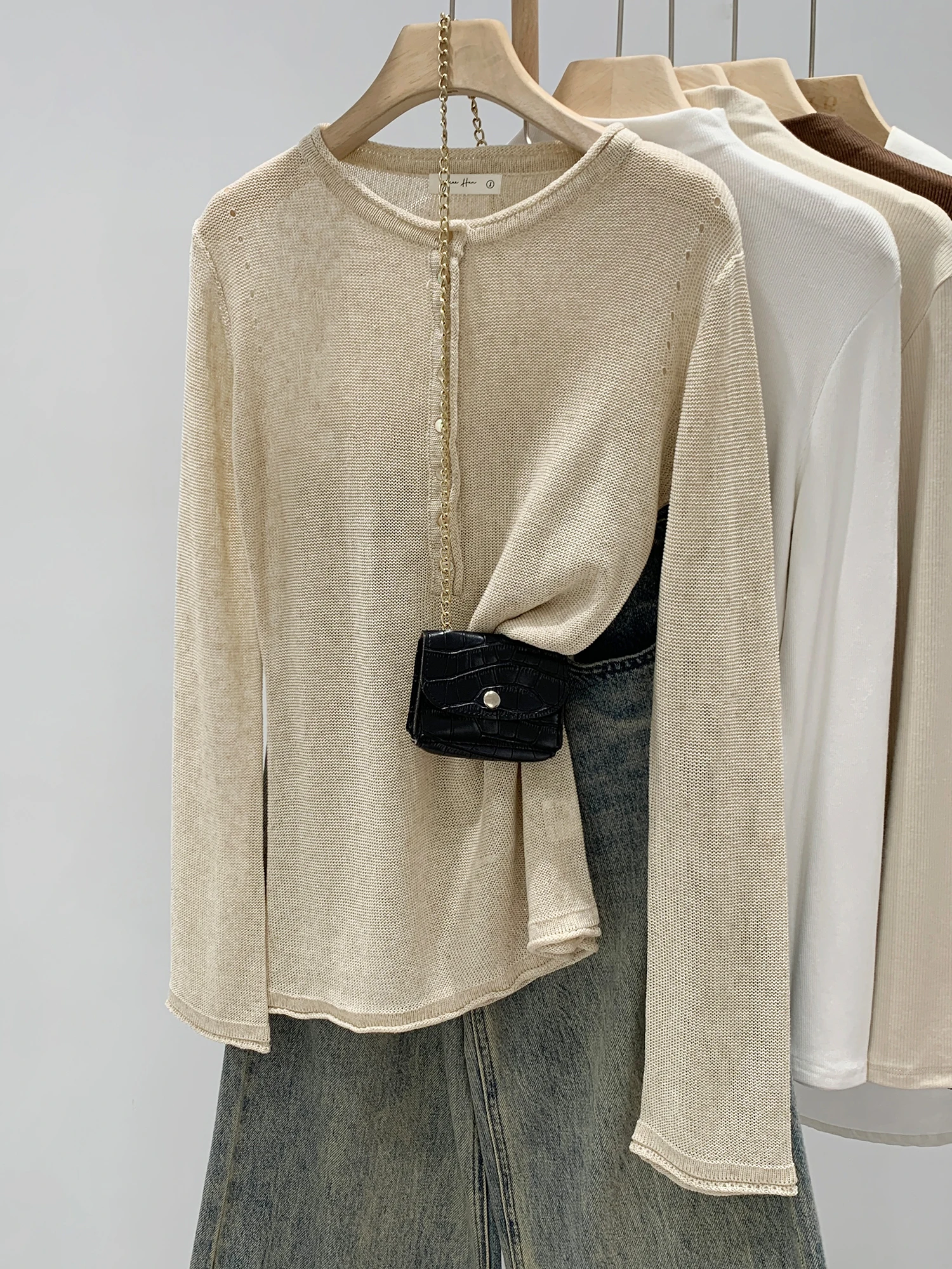 High-End Hollow out Knitted Base Shirt Women's Autumn Winter Loose Feeling Top Korean Style Lazy Style round Neck Long Sleeve
High-End Hollow out Knitted Base Shirt Women's Autumn Winter Loose Feeling Top Korean Style Lazy Style round Neck Long Sleeve