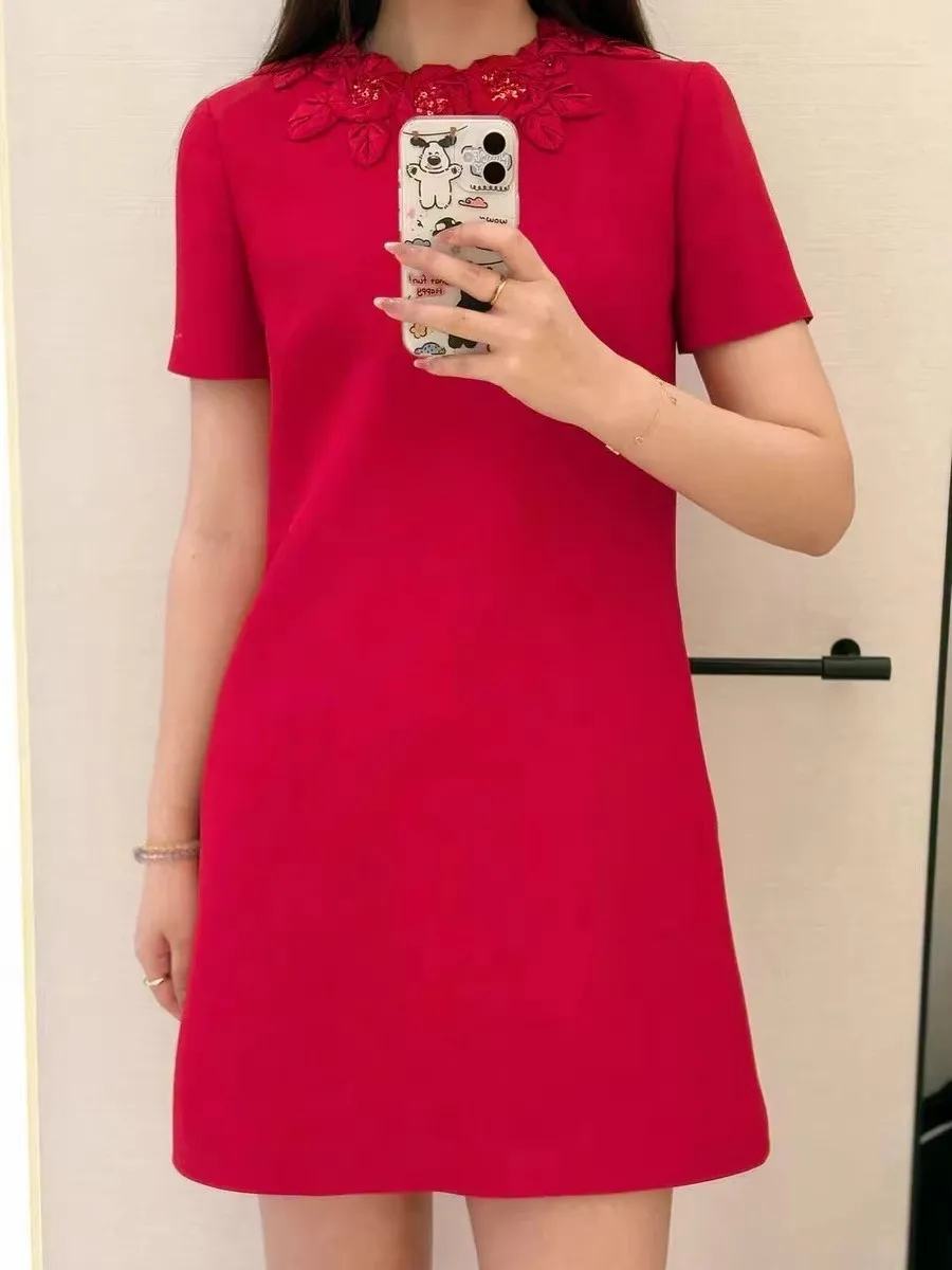 Top Quality 2026 Summer Elegant Ladies Red Silk Dress Fashion Three-dimensional Flower Black Short Wool Dress
Top Quality 2026 Summer Elegant Ladies Red Silk Dress Fashion Three-dimensional Flower Black Short Wool Dress