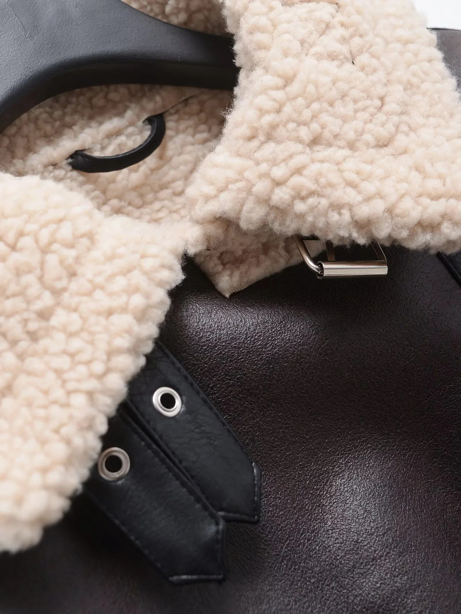 Faionable Women's Leather Jaet H2844 Long Sve Zipper Closure Synthetic Leather Collar Stand up Fur Collar Inteated Fur
Faionable Women's Leather Jaet H2844 Long Sve Zipper Closure Synthetic Leather Collar Stand up Fur Collar Inteated Fur