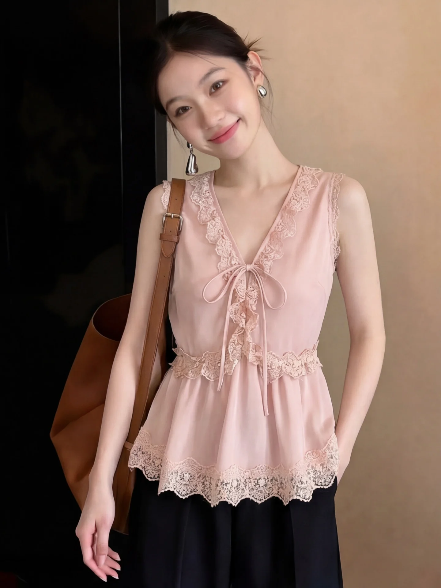 Pure Desire Pink Lace Trim V-neck Belted Women's Shirt Summer New Lightweight Waist-cinching Slimming Sleeveless Top
Pure Desire Pink Lace Trim V-neck Belted Women's Shirt Summer New Lightweight Waist-cinching Slimming Sleeveless Top