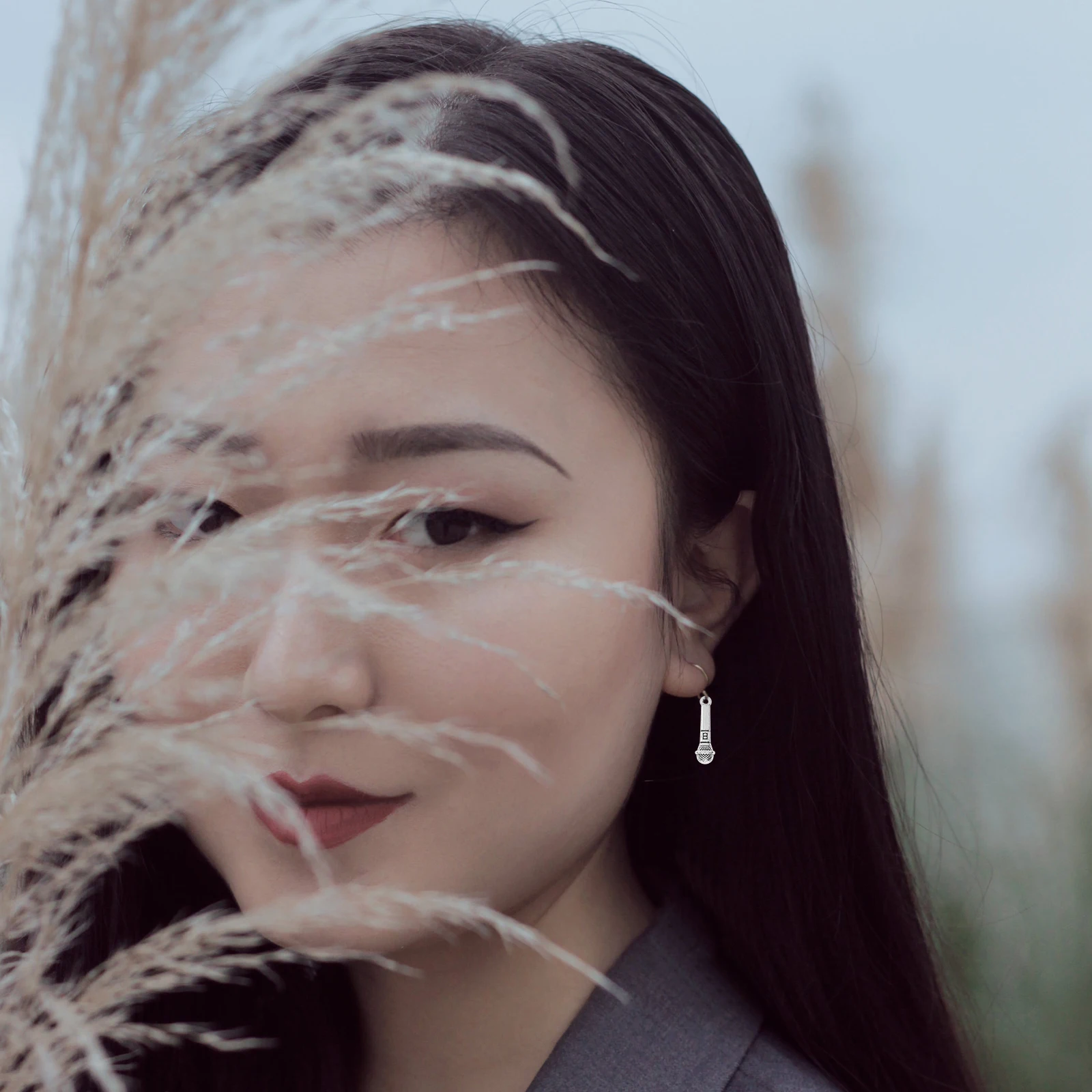 50pcs Mini Microphone Pendant Vintage Zinc Alloy Jewelry Making Metal Charm House Decor Miniature Accessories Music 
50pcs Mini Microphone Pendant Vintage Zinc Alloy Jewelry Making Metal Charm House Decor Miniature Accessories Music