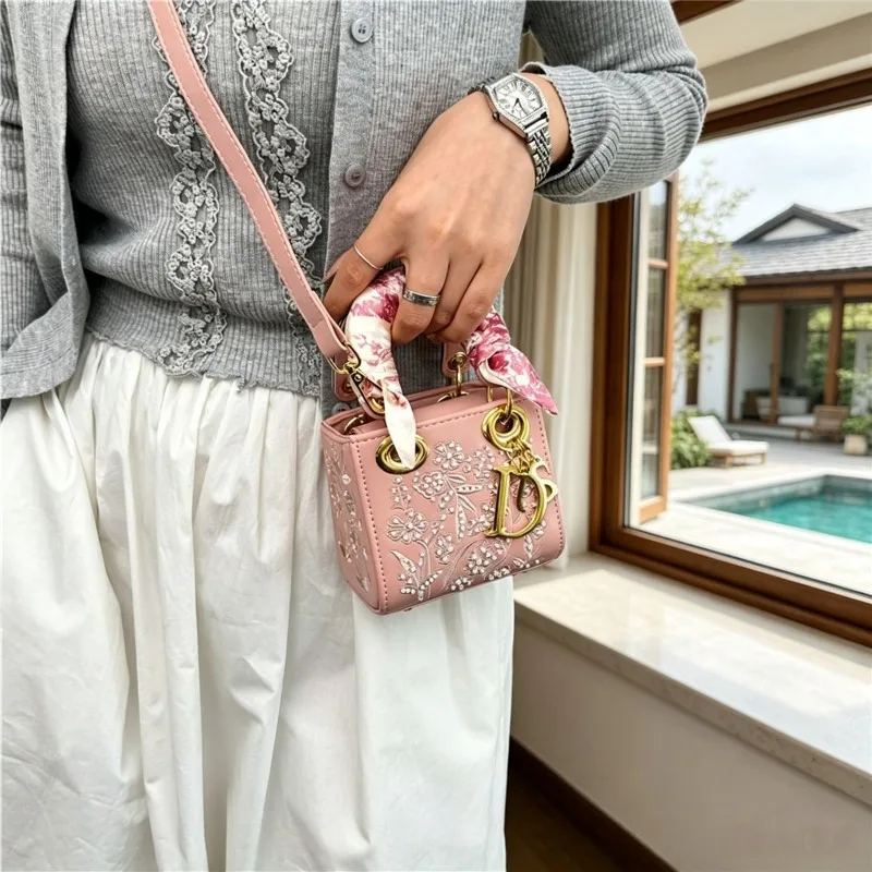 Heavy Industry Embroidery Light Luxury Portable Princess Envelope High Value Fashion Foreign Style Mini Shoulder Messenger Bag
Heavy Industry Embroidery Light Luxury Portable Princess Envelope High Value Fashion Foreign Style Mini Shoulder Messenger Bag