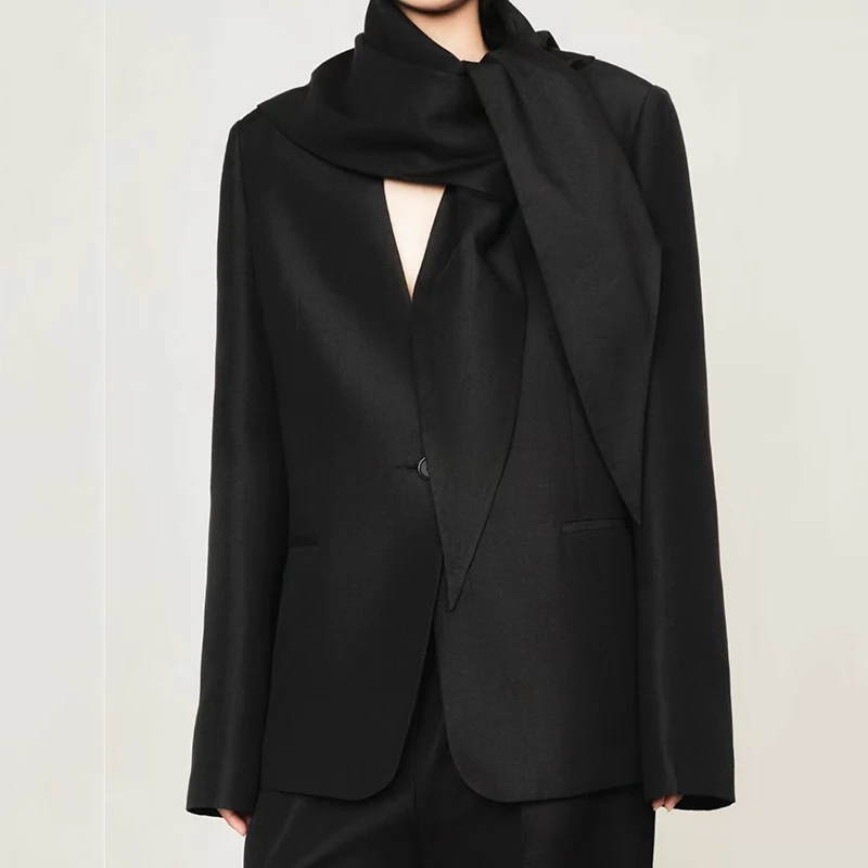 A stylish black suit with a unique scarf collar for women, a niche and high-end commuter jacket for the 2025 autumn collection
A stylish black suit with a unique scarf collar for women, a niche and high-end commuter jacket for the 2025 autumn collection