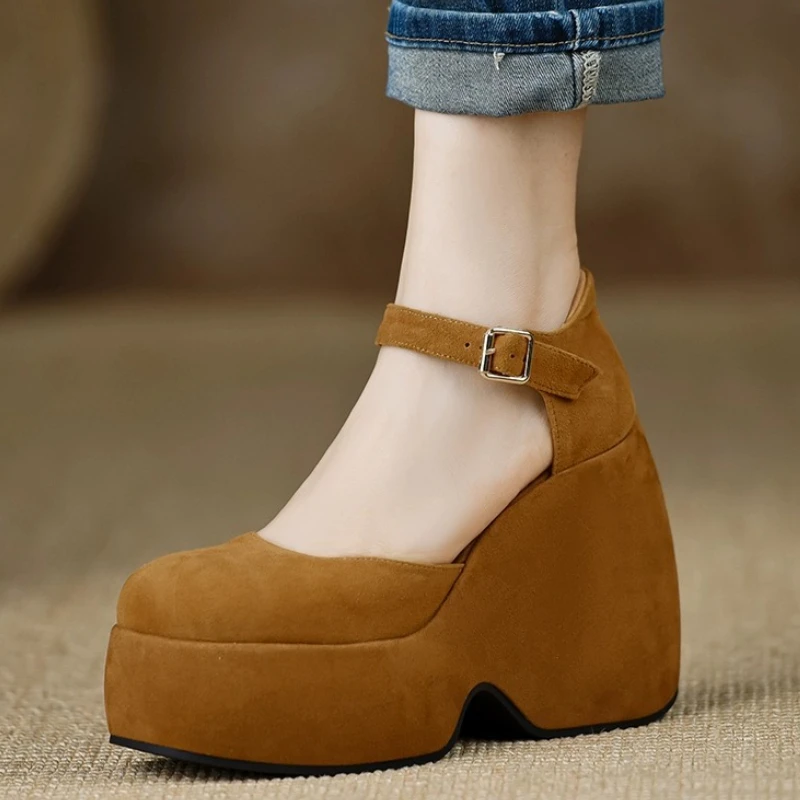 Комфортные туфли-лодочки из искусственной замши на платформе 12 см, женские модельные туфли на каблуке с круглым носком и пряжкой, женская легкая дизайнерская обувь
Комфортные туфли-лодочки из искусственной замши на платформе 12 см, женские модельные туфли на каблуке с круглым носком и пряжкой, женская легкая дизайнерская обувь