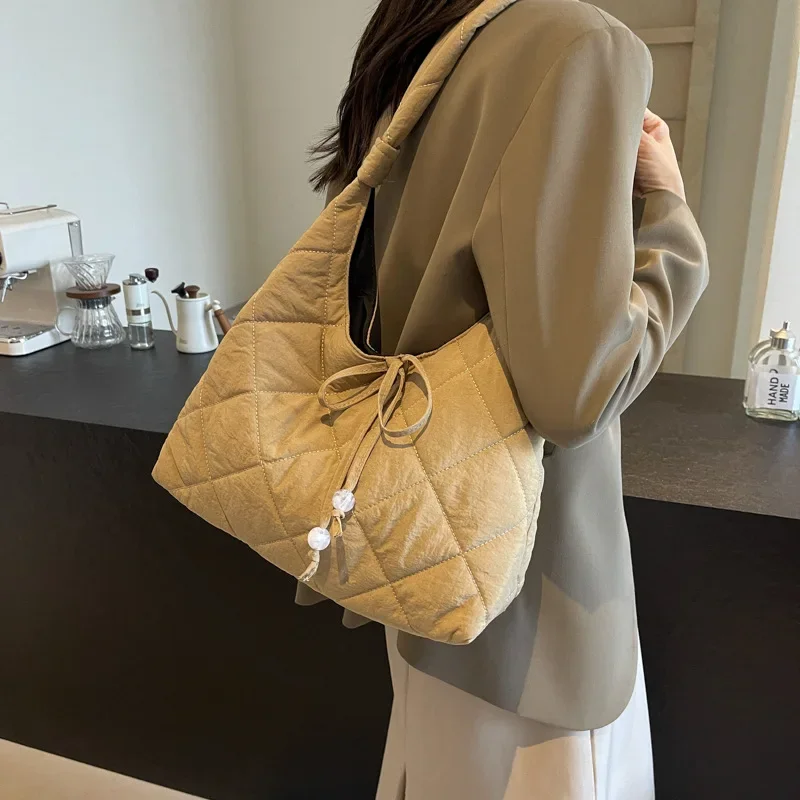 Autumn and Winter New Large-capacity Tote Bag Fashion Rhombus Down Cotton Clothing Handbag Literary Casual Simple Shoulder Bag
Autumn and Winter New Large-capacity Tote Bag Fashion Rhombus Down Cotton Clothing Handbag Literary Casual Simple Shoulder Bag